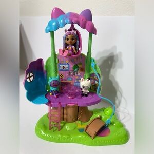 Gabby's Dollhouse Transforming Garden Treehouse Playset with Gabby,DJ,& Cat Fig.